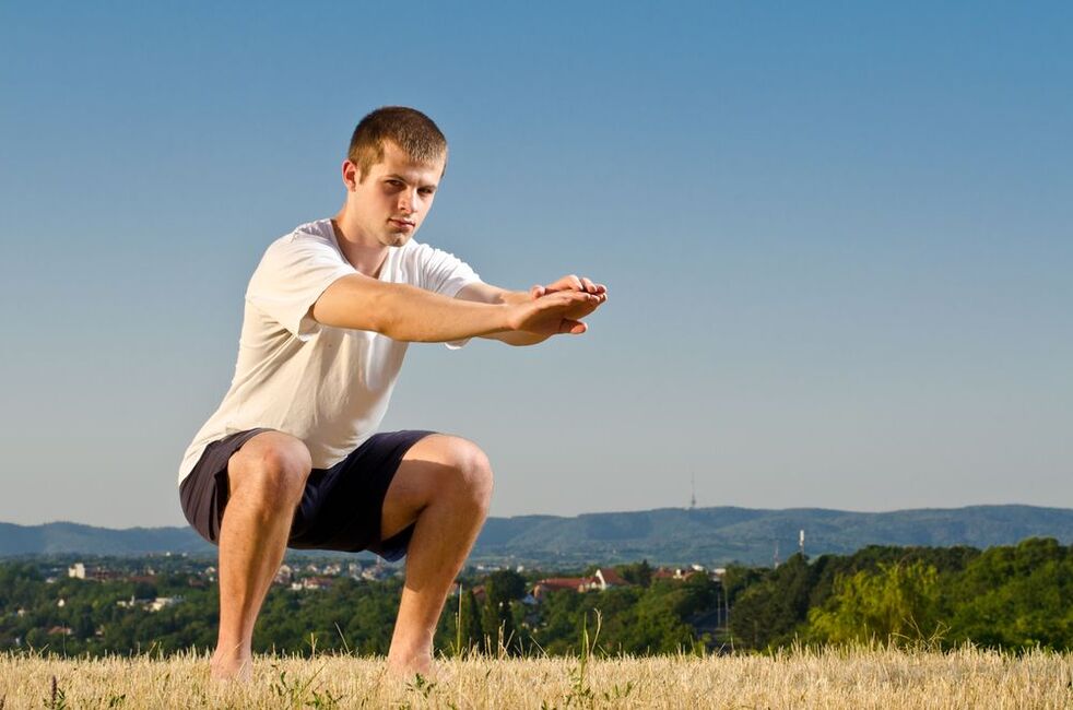 Le renforcement de la force masculine est facilité par des exercices physiques spéciaux, tels que les squats. 